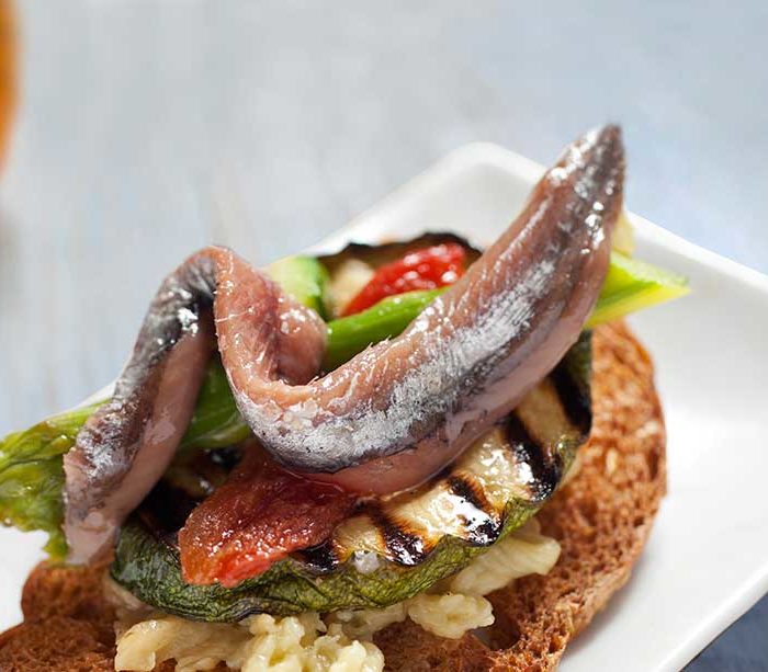 Bread with vegetables and anchovies