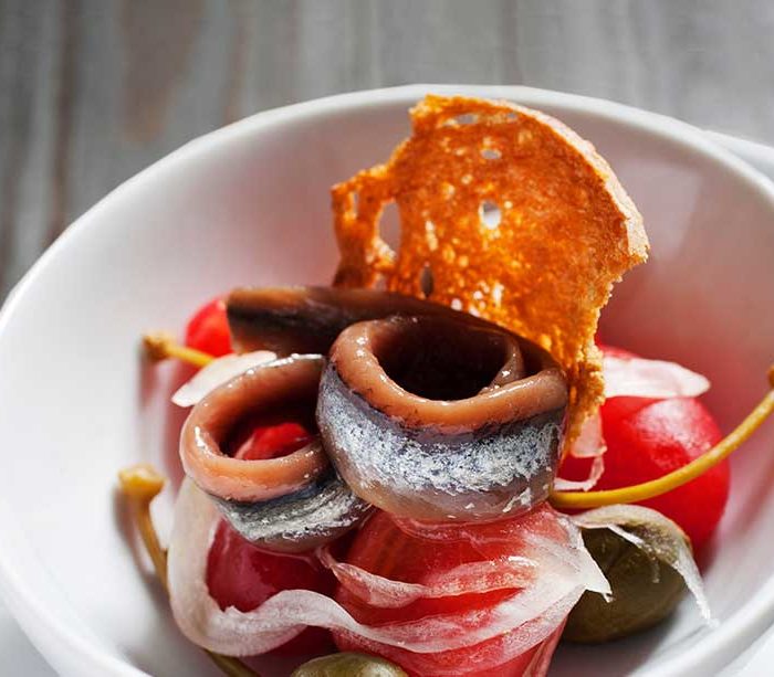 Tomate con anchoas y alcaparrones