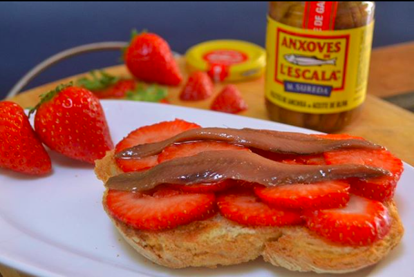 Tostada de fresas con anchoas