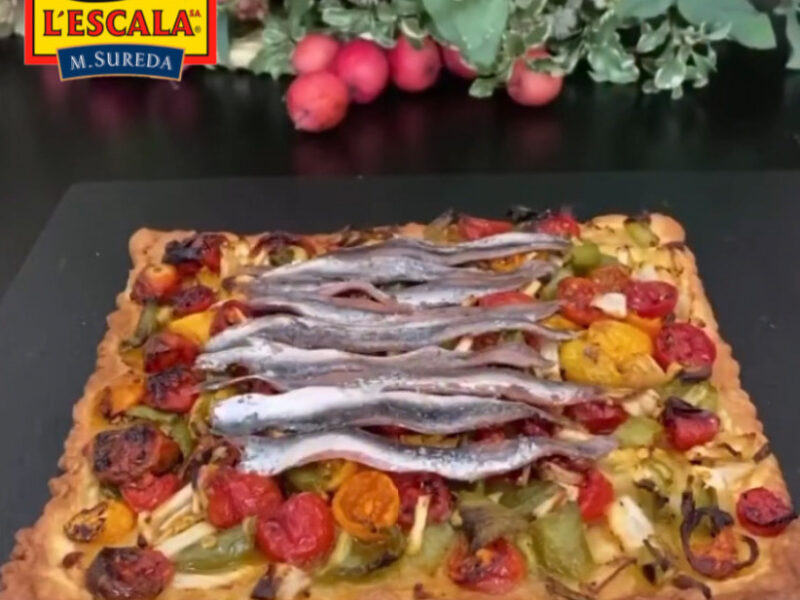 Coca de verduras con anchoas